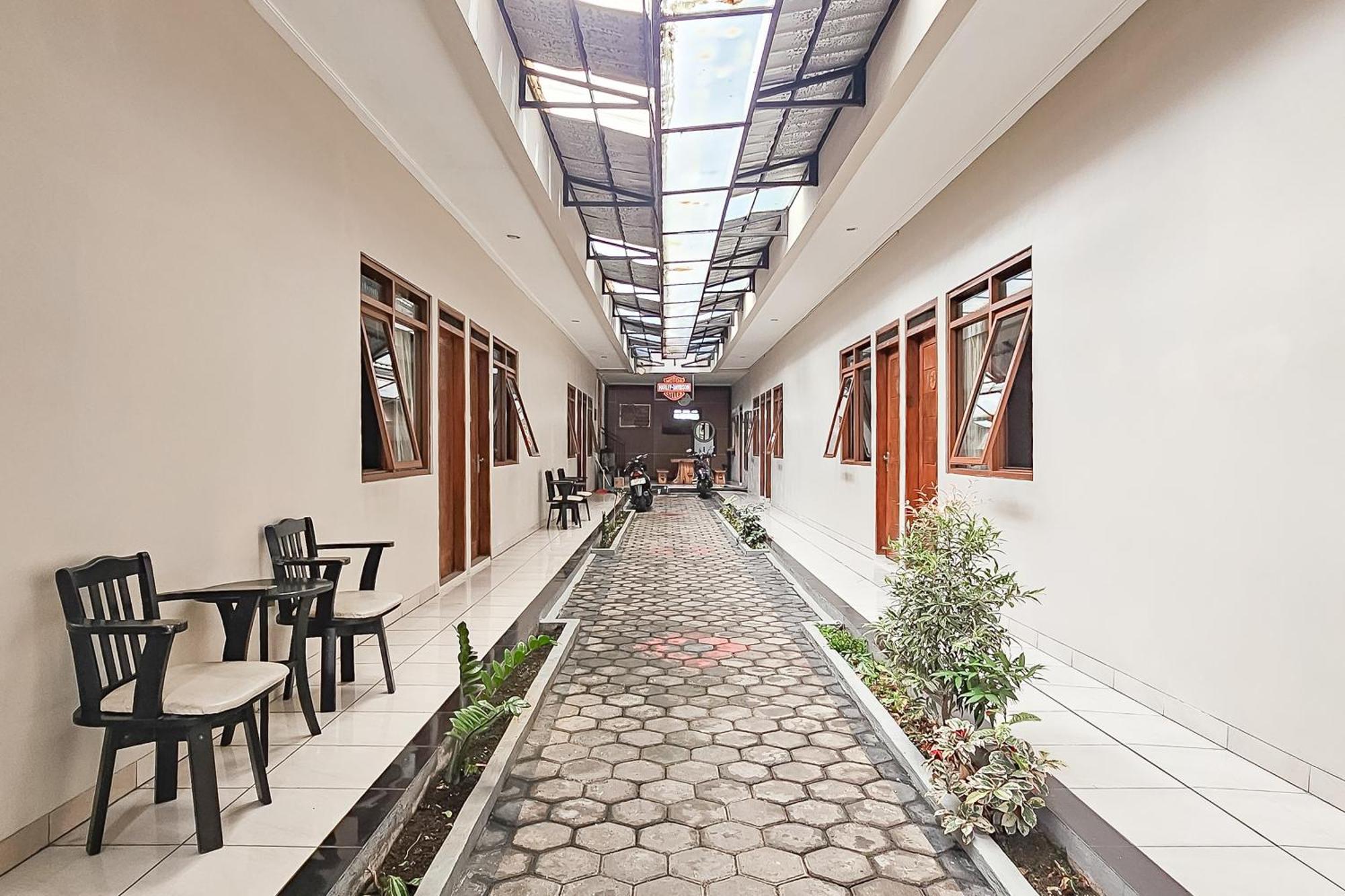 Wisma Brata Mitra Reddoorz Sukabumi Buitenkant foto